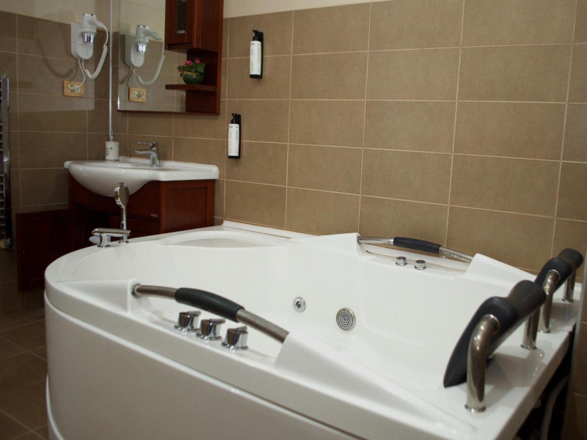 Hotel Emd Бакэу Экстерьер фото