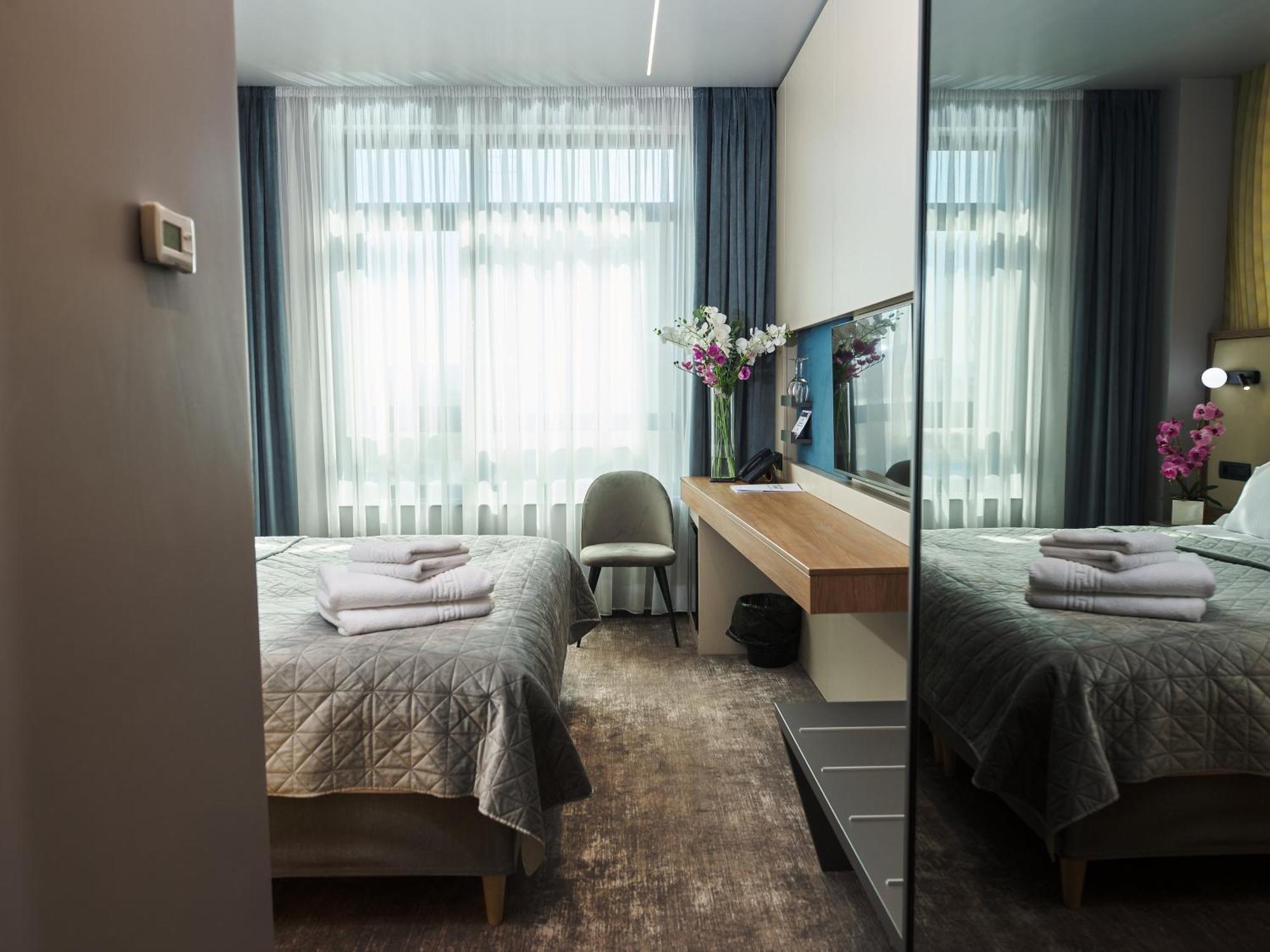 Hotel Emd Бакэу Экстерьер фото